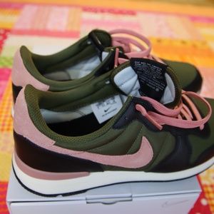 NWT Nike Internationalist Women's Sneaker -- Size 9